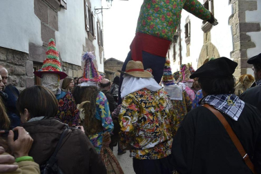 Los vecinos de la localidad han paseado a sus personajes más conocidos por las calles del municipio horas antes de quemar al malvado Miel Otxin