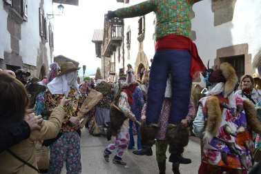Los vecinos de la localidad han paseado a sus personajes más conocidos por las calles del municipio horas antes de quemar al malvado Miel Otxin