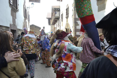 Los vecinos de la localidad han paseado a sus personajes más conocidos por las calles del municipio horas antes de quemar al malvado Miel Otxin