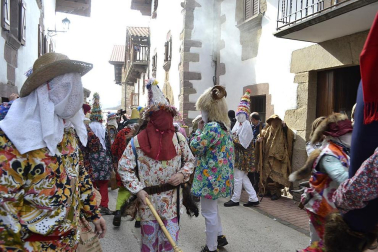 Los vecinos de la localidad han paseado a sus personajes más conocidos por las calles del municipio horas antes de quemar al malvado Miel Otxin