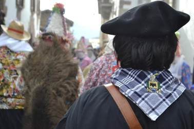 Los vecinos de la localidad han paseado a sus personajes más conocidos por las calles del municipio horas antes de quemar al malvado Miel Otxin