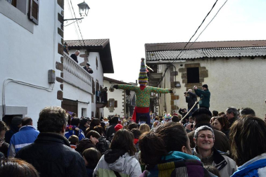 Los vecinos de la localidad han paseado a sus personajes más conocidos por las calles del municipio horas antes de quemar al malvado Miel Otxin