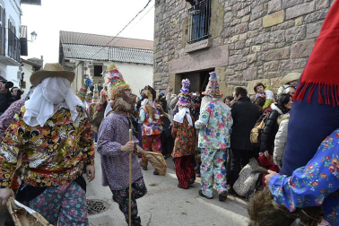 Los vecinos de la localidad han paseado a sus personajes más conocidos por las calles del municipio horas antes de quemar al malvado Miel Otxin