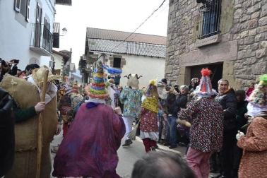Los vecinos de la localidad han paseado a sus personajes más conocidos por las calles del municipio horas antes de quemar al malvado Miel Otxin