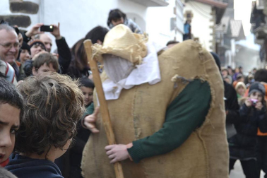 Los vecinos de la localidad han paseado a sus personajes más conocidos por las calles del municipio horas antes de quemar al malvado Miel Otxin
