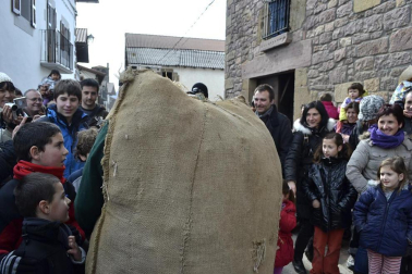 Los vecinos de la localidad han paseado a sus personajes más conocidos por las calles del municipio horas antes de quemar al malvado Miel Otxin
