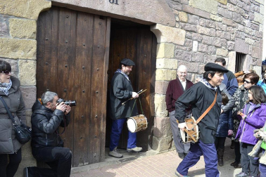 Los vecinos de la localidad han paseado a sus personajes más conocidos por las calles del municipio horas antes de quemar al malvado Miel Otxin