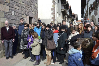 Los vecinos de la localidad han paseado a sus personajes más conocidos por las calles del municipio horas antes de quemar al malvado Miel Otxin