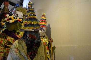 Los vecinos de la localidad han paseado a sus personajes más conocidos por las calles del municipio horas antes de quemar al malvado Miel Otxin
