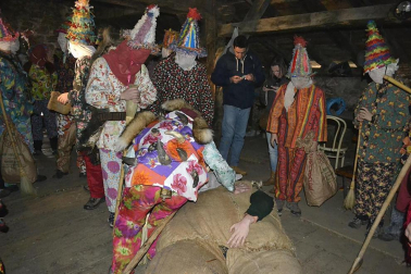 Los vecinos de la localidad han paseado a sus personajes más conocidos por las calles del municipio horas antes de quemar al malvado Miel Otxin