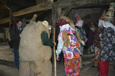 Los vecinos de la localidad han paseado a sus personajes más conocidos por las calles del municipio horas antes de quemar al malvado Miel Otxin