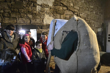 Los vecinos de la localidad han paseado a sus personajes más conocidos por las calles del municipio horas antes de quemar al malvado Miel Otxin