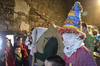 Los vecinos de la localidad han paseado a sus personajes más conocidos por las calles del municipio horas antes de quemar al malvado Miel Otxin