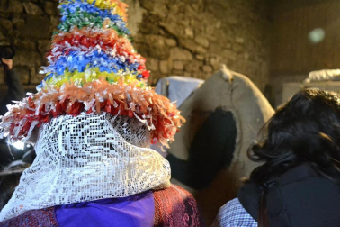 Los vecinos de la localidad han paseado a sus personajes más conocidos por las calles del municipio horas antes de quemar al malvado Miel Otxin