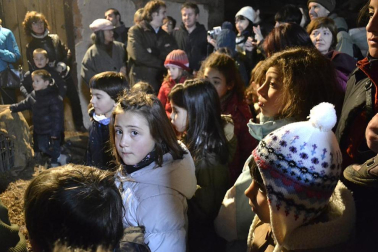Los vecinos de la localidad han paseado a sus personajes más conocidos por las calles del municipio horas antes de quemar al malvado Miel Otxin