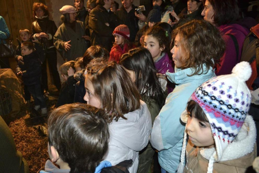 Los vecinos de la localidad han paseado a sus personajes más conocidos por las calles del municipio horas antes de quemar al malvado Miel Otxin