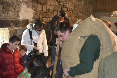 Los vecinos de la localidad han paseado a sus personajes más conocidos por las calles del municipio horas antes de quemar al malvado Miel Otxin