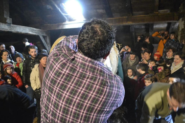 Los vecinos de la localidad han paseado a sus personajes más conocidos por las calles del municipio horas antes de quemar al malvado Miel Otxin