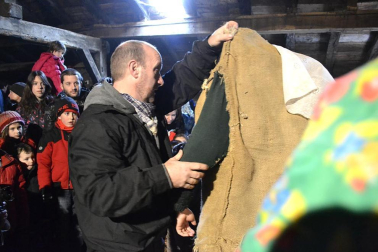 Los vecinos de la localidad han paseado a sus personajes más conocidos por las calles del municipio horas antes de quemar al malvado Miel Otxin
