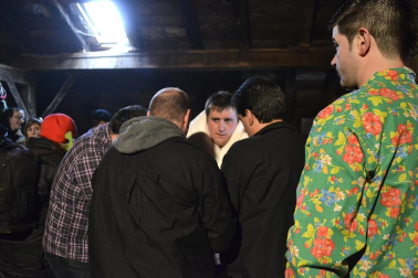 Los vecinos de la localidad han paseado a sus personajes más conocidos por las calles del municipio horas antes de quemar al malvado Miel Otxin