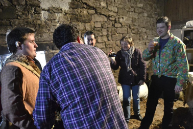 Los vecinos de la localidad han paseado a sus personajes más conocidos por las calles del municipio horas antes de quemar al malvado Miel Otxin