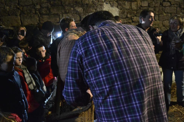 Los vecinos de la localidad han paseado a sus personajes más conocidos por las calles del municipio horas antes de quemar al malvado Miel Otxin