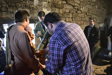 Los vecinos de la localidad han paseado a sus personajes más conocidos por las calles del municipio horas antes de quemar al malvado Miel Otxin