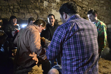 Los vecinos de la localidad han paseado a sus personajes más conocidos por las calles del municipio horas antes de quemar al malvado Miel Otxin