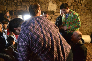 Los vecinos de la localidad han paseado a sus personajes más conocidos por las calles del municipio horas antes de quemar al malvado Miel Otxin