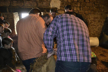Los vecinos de la localidad han paseado a sus personajes más conocidos por las calles del municipio horas antes de quemar al malvado Miel Otxin