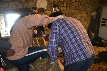 Los vecinos de la localidad han paseado a sus personajes más conocidos por las calles del municipio horas antes de quemar al malvado Miel Otxin