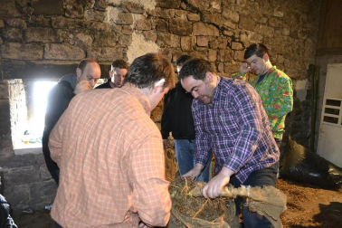Los vecinos de la localidad han paseado a sus personajes más conocidos por las calles del municipio horas antes de quemar al malvado Miel Otxin