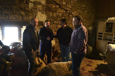 Los vecinos de la localidad han paseado a sus personajes más conocidos por las calles del municipio horas antes de quemar al malvado Miel Otxin