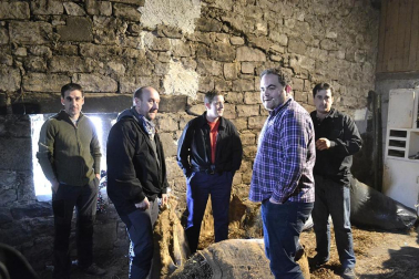 Los vecinos de la localidad han paseado a sus personajes más conocidos por las calles del municipio horas antes de quemar al malvado Miel Otxin