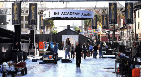 El Teatro Kodak de Los Ángeles recibe las estatuillas decorativas para la gala de entrega de los Premios Oscar de Hollywood al tiempo que el premio cobra mayor presencia en los actos diarios.