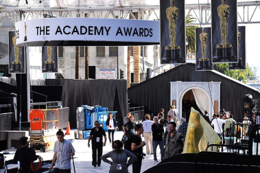 El Teatro Kodak de Los Ángeles recibe las estatuillas decorativas para la gala de entrega de los Premios Oscar de Hollywood al tiempo que el premio cobra mayor presencia en los actos diarios.