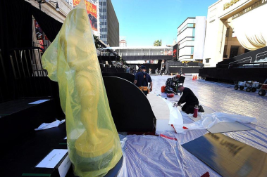 El Teatro Kodak de Los Ángeles recibe las estatuillas decorativas para la gala de entrega de los Premios Oscar de Hollywood al tiempo que el premio cobra mayor presencia en los actos diarios.