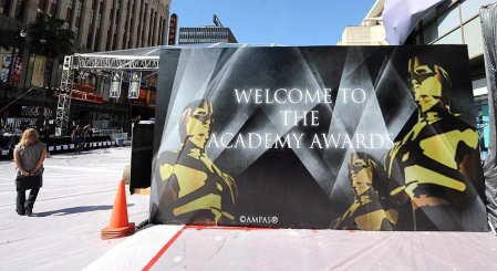 El Teatro Kodak de Los Ángeles recibe las estatuillas decorativas para la gala de entrega de los Premios Oscar de Hollywood al tiempo que el premio cobra mayor presencia en los actos diarios.