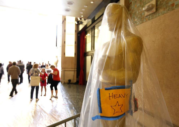El Teatro Kodak de Los Ángeles recibe las estatuillas decorativas para la gala de entrega de los Premios Oscar de Hollywood al tiempo que el premio cobra mayor presencia en los actos diarios.
