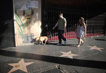 El Teatro Kodak de Los Ángeles recibe las estatuillas decorativas para la gala de entrega de los Premios Oscar de Hollywood al tiempo que el premio cobra mayor presencia en los actos diarios.