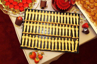 El Teatro Kodak de Los Ángeles recibe las estatuillas decorativas para la gala de entrega de los Premios Oscar de Hollywood al tiempo que el premio cobra mayor presencia en los actos diarios.