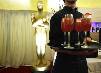 El Teatro Kodak de Los Ángeles recibe las estatuillas decorativas para la gala de entrega de los Premios Oscar de Hollywood al tiempo que el premio cobra mayor presencia en los actos diarios.