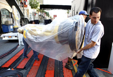 El Teatro Kodak de Los Ángeles recibe las estatuillas decorativas para la gala de entrega de los Premios Oscar de Hollywood al tiempo que el premio cobra mayor presencia en los actos diarios.