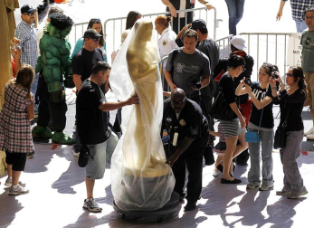 El Teatro Kodak de Los Ángeles recibe las estatuillas decorativas para la gala de entrega de los Premios Oscar de Hollywood al tiempo que el premio cobra mayor presencia en los actos diarios.