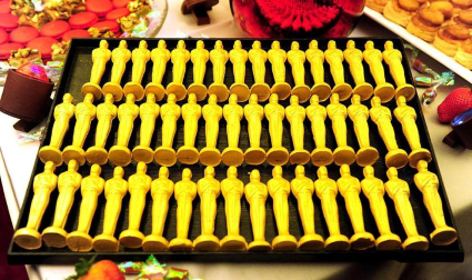 El Teatro Kodak de Los Ángeles recibe las estatuillas decorativas para la gala de entrega de los Premios Oscar de Hollywood al tiempo que el premio cobra mayor presencia en los actos diarios.