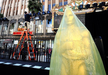 El Teatro Kodak de Los Ángeles recibe las estatuillas decorativas para la gala de entrega de los Premios Oscar de Hollywood al tiempo que el premio cobra mayor presencia en los actos diarios.