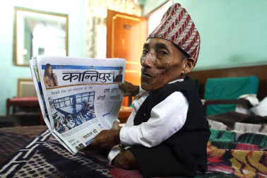 El nepalí Chandra Bahadur Dangi ha esperado 72 años, pero, si todo va bien, verá cumplido su sueño este fin de semana: entrar, con sus 55,8 centímetros de altura, en el libro Guinness de los Récords como el hombre más pequeño del mundo. EFE