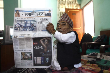 El nepalí Chandra Bahadur Dangi ha esperado 72 años, pero, si todo va bien, verá cumplido su sueño este fin de semana: entrar, con sus 55,8 centímetros de altura, en el libro Guinness de los Récords como el hombre más pequeño del mundo. EFE