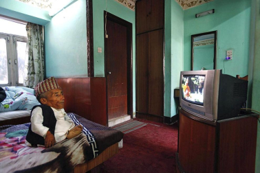 El nepalí Chandra Bahadur Dangi ha esperado 72 años, pero, si todo va bien, verá cumplido su sueño este fin de semana: entrar, con sus 55,8 centímetros de altura, en el libro Guinness de los Récords como el hombre más pequeño del mundo. EFE