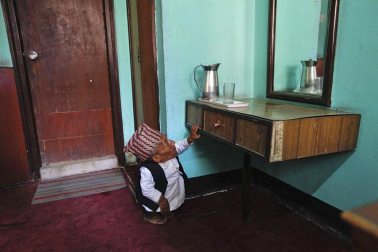 El nepalí Chandra Bahadur Dangi ha esperado 72 años, pero, si todo va bien, verá cumplido su sueño este fin de semana: entrar, con sus 55,8 centímetros de altura, en el libro Guinness de los Récords como el hombre más pequeño del mundo. EFE